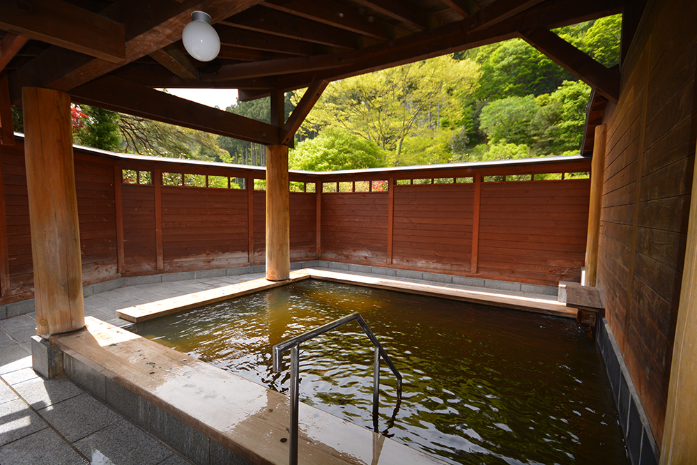 市太郎の湯【自然庭園の四季の風景を背景に入浴できる第二露天風呂】